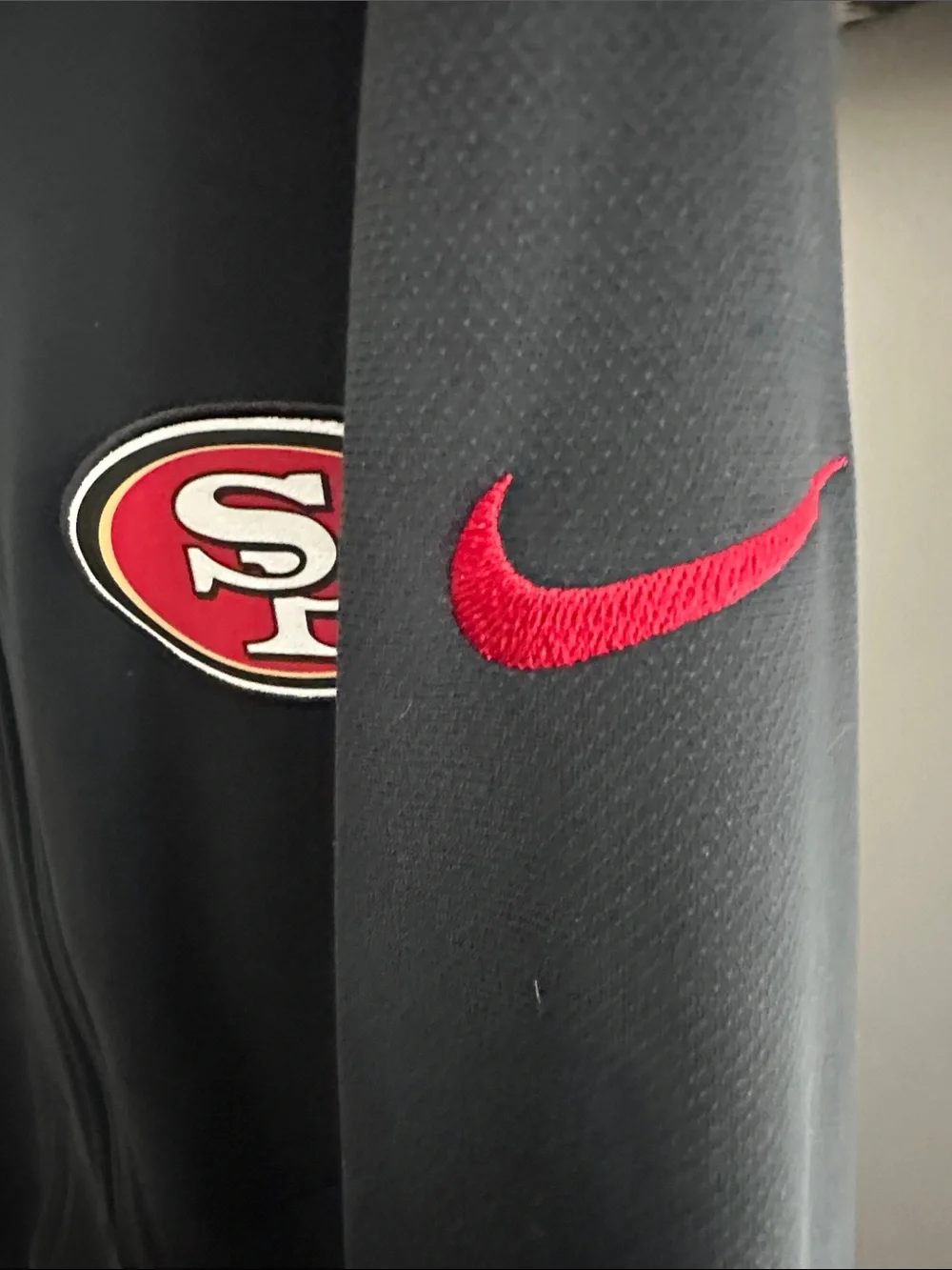 Nike Men’s San Francisco 49ers Therma-Fit Hoodie Jacket - Picture 4 of 6